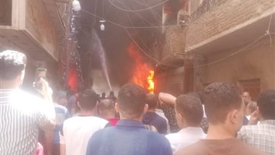 النيران التهمت محتويات شقة سكنية.. الدفع بسيارة إطفاء للسيطرة على حريق محل بويات في طهطا