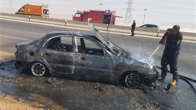 إصابة شخص بعد اشتعال سيارته بطريق السويس - القاهرة