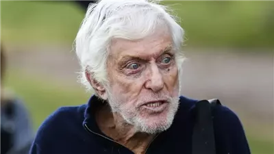 فقدتُ الجميع.. نجم هوليوود ديك فان دايك ينهار باكيًا ويتحدث عن لعنة بلوغه 99 عامًا