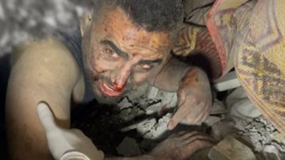 انتشال الصحفي أسامة العربيد من تحت ركام منزله عقب قصف إسرائيلي على قطاع غزة