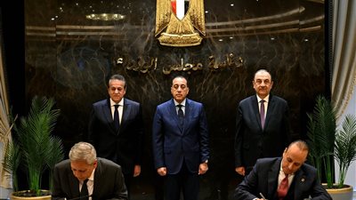 رئيس الوزراء يشهد توقيع عقد شراكة مصرية أمريكية لتصنيع وتصدير أدوية ومكملات غذائية للأسواق العالمية