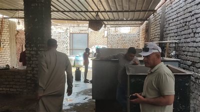 ضبط مركز لتجميع الألبان دون ترخيص وإعدام 28 كيلو أغذية فاسدة في بني سويف