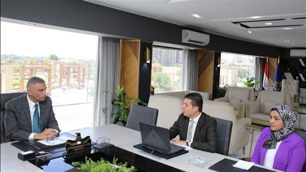 محافظ اسوان وصندوق