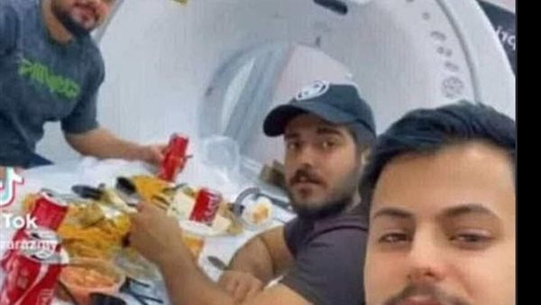 وليمة فوق جهاز طبي