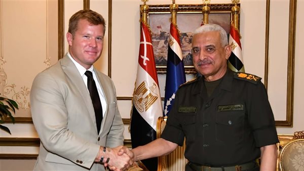 وزير الدفاع وعضو