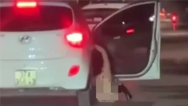 سقوط فتاة من سيارة