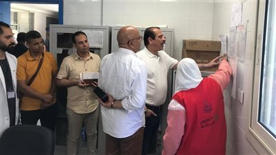 عجز في بعض الأدوية.. نائب وزير الصحة يوجه بتوفير العلاجات قبل نفادها خلال جولته بقنا