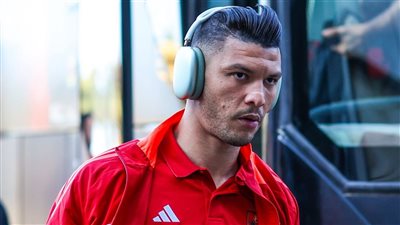 أشرف داري يريد البقاء مع الأهلي.. والأحمر لم يفاتحه بخصوص تسويقه في يناير | خاص