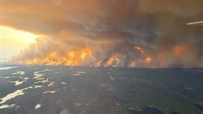 أكبر عملية إجلاء.. 17 ألف شخص يهربون من حرائق الغابات غرب كندا