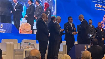 سافر لـ غزة مرتين.. تكريم الدكتور أحمد عبدالعزيز بـ طب قصر العيني بحضور وزيري الصحة والتعليم العالي