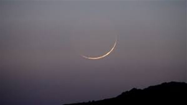 هلال يزين السماء