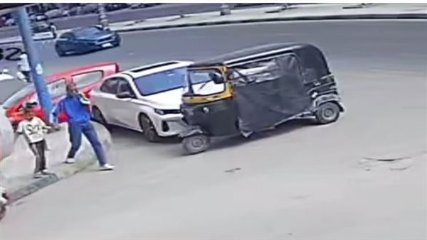 سائق توك توك يسرق