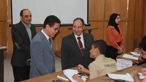 رئيس جامعة بنها يتفقد