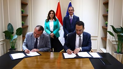 الاتصالات: توفير الأجهزة التكنولوجية لتشغيل مجمعات الخدمات الحكومية بقرى حياة كريمة 