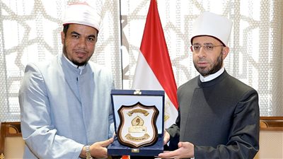 جزء من جائزته في مسابقة القرآن العالمية.. وزير الأوقاف يكرم إمام مسجد تبرع بـ100 ألف جنيه لأهل غزة 