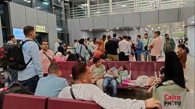 تعطل طائرة العربية للطيران بمطار سفنكس المتجهة للإمارات.. والركاب: بقالنا يوم من غير أكل