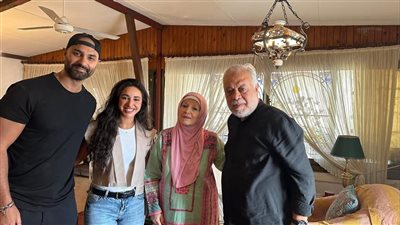 بعد أزمتهما الأخيرة.. آية سماحة تزور مشيرة إسماعيل بمنزلها وتعتذر لها بحضور أشرف زكي وكريم فهمي