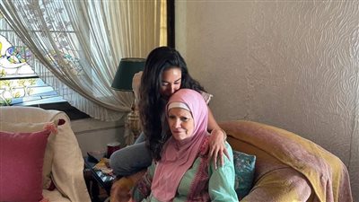 من الانتقاد لـ قُبلة على الرأس.. كواليس مبادرة صلح آية سماحة ومشيرة إسماعيل