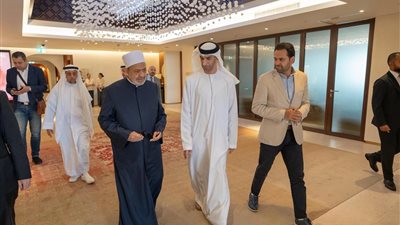 شيخ الأزهر يغادر مطار دبي متوجهًا إلى القاهرة عقب مشاركته في قمة الإعلام العربي