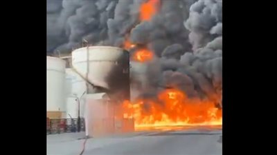 اندلاع حريق هائل بمواد قابلة للاشتعال في ميناء الحمرية بالإمارات.. وجهود متواصلة للسيطرة 