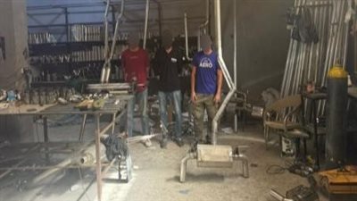 القبض على المتهمين بإدارة مصنع غير مرخص لتعديل الشكمانات الخاصة بالسيارات في القاهرة