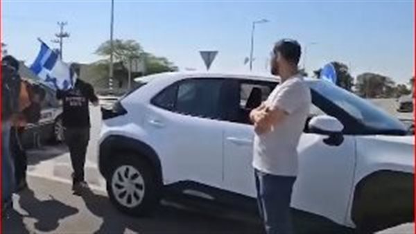 إسرائيليون يغلقون