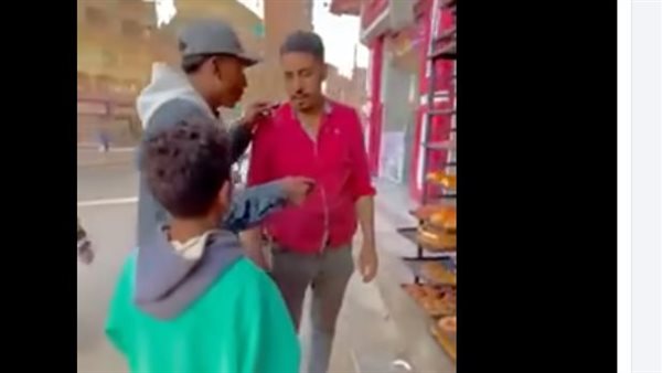 بلوجر يطارد طفلا