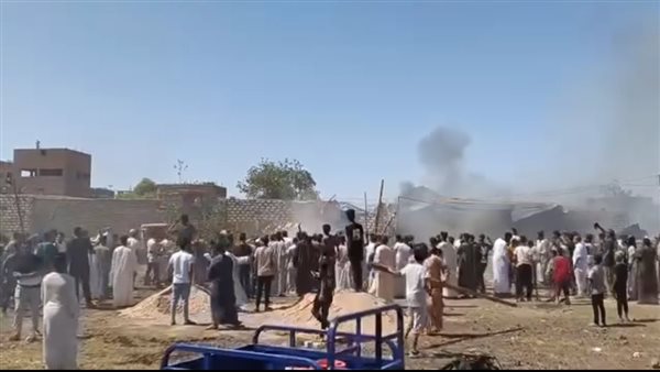 جانب من اقتحام الأهالي