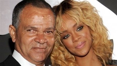 وفاة والد المطربة ريهانا عن عمر ناهز الـ 70 عاما