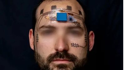 وشم إلكتروني رقيق يراقب نشاط الدماغ ويتنبأ بالإرهاق الذهني