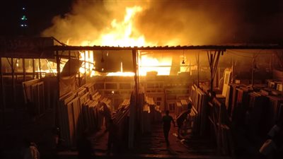 اندلاع حريق بمخزن أخشاب بجوار مؤسسة الزكاة باتجاه عزبة النخل