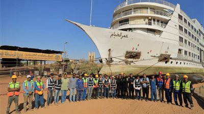 المقاولون العرب تنجح في رفع أكبر الفنادق العائمة ببحيرة ناصر باستخدام الوسائد الهوائية 