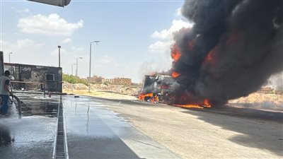 كانت هتحصل كارثة.. احتراق سيارة محملة بالوقود قبل تفريغ الحمولة أمام محطة بنزين بالعاشر من رمضان