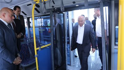 كامل الوزير يتفقد محطات الأتوبيس الترددي بعد تشغيله بالركاب 