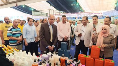 بتخفيضات تصل لـ40%.. محافظ المنيا يفتتح سوق اليوم الواحد على كورنيش النيل استعدادًا لعيد الأضحى