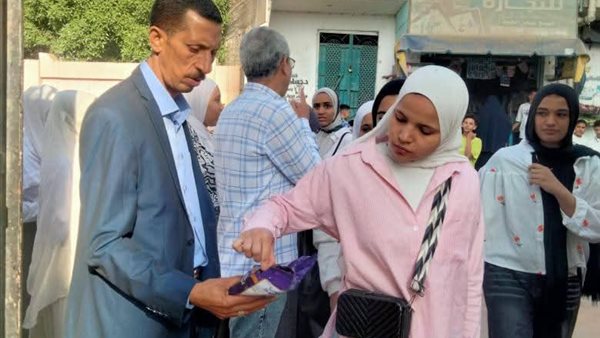 توزيع شوكولاته لطالبات