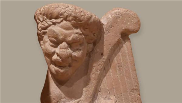 تمثال لشخص بجانبه