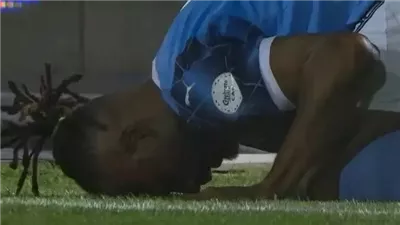 فيستون ماييلي يسجد بعد هدفه في النهائي.. هل أسلم مهاجم بيراميدز؟