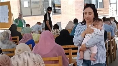 حملت الطفلة بدلا من والدتها لتؤدي الامتحان.. موقف إنساني مؤثر من مراقبة لجنة بجامعة بورسعيد