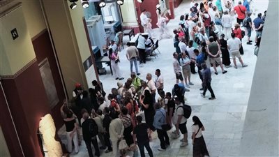 قبل نقله.. إقبال كبير من الزائرين على المتحف المصري بالتحرير لزيارة قناع توت عنخ آمون| صور 