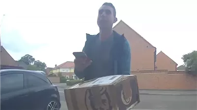 أرغب في العيش بشرف.. حكم إنجليزي يعمل في توصيل الطلبات بعد إيقافه بسب تعاطي المخدرات | صور