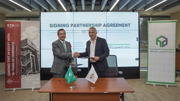 جانب من التوقيع