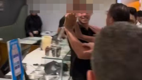 عامل محل بوظة وبراد