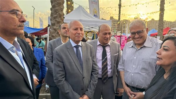 جانب من افتتاح بازار