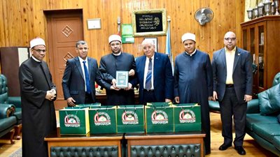 الأمين العام للمجلس الأعلى للشئون الإسلامية يُهدي كلية الشريعة والقانون مجموعة من الإصدارات المترجمة