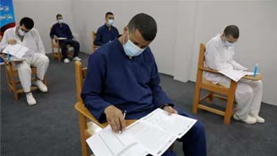 خلف القضبان وعلى أسرّة المرضى.. كيف تعقد التعليم امتحانات الثانوية العامة داخل السجون والمستشفيات؟