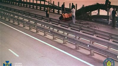 جهاز الأمن الأوكراني يفجر جسر القرم بقنابل مزروعة تحت الماء