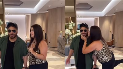 شاهد رد فعل تامر حسني على قُبلة مفاجئة من إحدى المعجبات