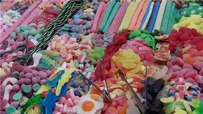 تشكل خطرًا صحيًا.. خبراء الصحة يحذرون من حلويات الأطفال