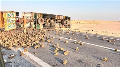 انقلاب تريلا محملة ببنجر السكر على طريق تنيدة منفلوط بالوادي الجديد